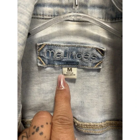 Maurices Light Wash Button Up Denim Jean Jacket Size Medium Pockets Raw Hem - Picture 2 of 7